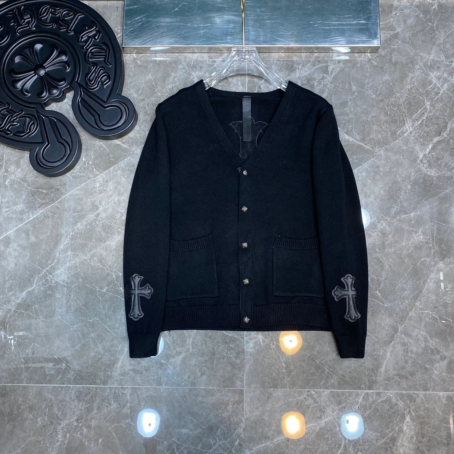 P296 Chrome Hearts 🍁Sweater series🍁 New V-neck buttoned cardigan sweater for autumn and winter. Selected high-quality wool blended knitted fabrics. Tajima machine embroidery➕ Heavy cross sheepskin patchwork craftsmanship. Total size 17 pieces of patchwork➕Customized silver-proof lattice buckle. Non-market ordinary version. 🏷Three standards complete🏷 🌈Recommended colors: black white🌈